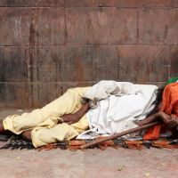 Delhi - Schlafender Bettler am Rande des Marktes
