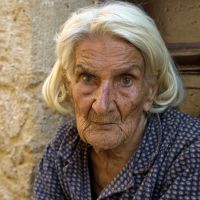 Griechenland - Eine Frau in der Altstadt von Rhodos
