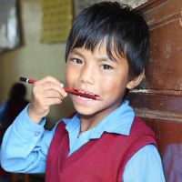 Indien - Ein tibetischer Junge kurz vor Schulbeginn