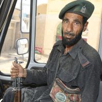Pakistan - Die Kalaschnikow wird zum ständigen Begleiter