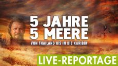 Abenteurer Mario Goldstein macht sich auf die Suche nach der großen Freiheit und sticht ohne Segelerfahrung mit einem Katamaran in See. Fünf Meere und 22 Länder wird er bereisen und mit einer Familie zurückkehren.